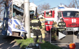 Жуткое видео из Крыма: троллейбус с пассажирами протаранил столб