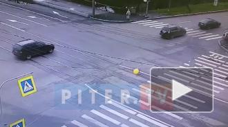 Видео: момент ДТП на перекрёстке Торжковской и набережной Чёрной речки