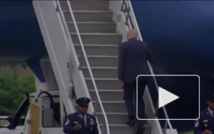 Трамп и Рубио споткнулись, поднимаясь по трапу самолета