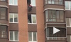 Видео: на Строителей молодой человек чуть не выпал из окна