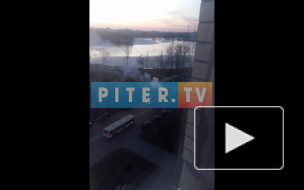 В Колпино на ходу загорелся контейнер на мусоровозе (видео)