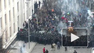 В Киеве оппозиция штурмует администрацию президента на бульдозере 