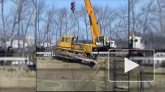 Видео: разгильдяй-водитель опрокинул в шлюз кран с бульдозером
