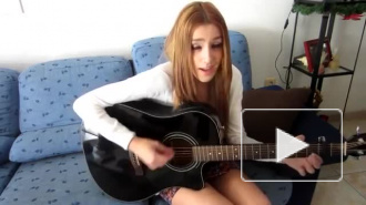 Девушка круто поет под гитару! очень красивая песня ))
