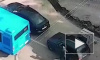 Видео: В Москве на светофоре двое с кувалдой средь бела дня напали на машину с деньгами