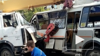 В Челябинске автокран протаранил три маршрутки и насмерть сбил пешехода