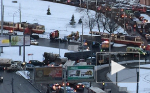 На проспекте Стачек фура потеряла прицеп, образовалась огромная пробка