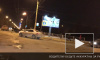 Видео: В Петербурге после аварии на крышу опрокинулась машина такси