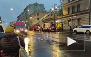 Спасатели тушат крышу дома на Кирочной улице