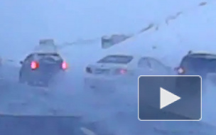 Опасное видео: пять машин не поделили трассу под Красноярском