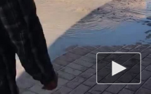 У метро "Парк Победы" вода пробила брусчатку