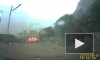 Видео со скалой, рухнувшей на авто, стало хитом интернета
