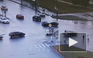 Видео: две легковушки столкнулись на улице Типанова