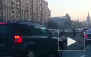 Появилось видео с Кутузовского проспекта в Москве, где иномарка сбила насмерть пешехода