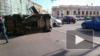 Перевернувшийся внедорожник блокировал движение по Садовой и Невскому