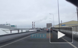 При съезде из Мурино на КАД образовывается пробка: автобус сел на брюхо