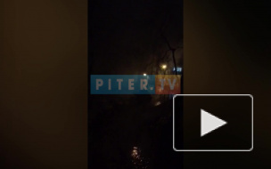 В Невском районе из земли забил "гейзер": снова прорвало трубу 