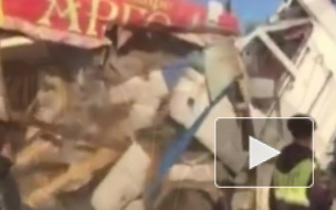 Жуткое видео из Тюмени: грузовик протаранил кафе