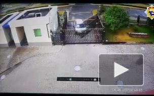 Легковушка протаранила ворота посольства РФ в Минске