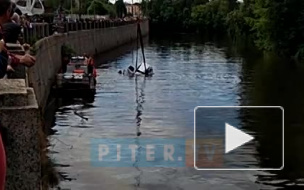 Появилось видео поднятия автомобиля, который упал утром в Охту