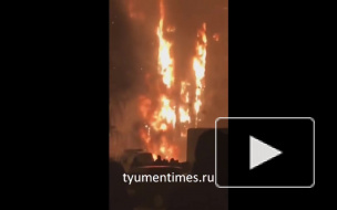 В Тюмени 82 человека борются с крупным пожаром в жилом доме
