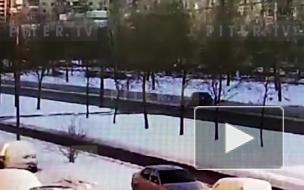 Водитель иномарки сломал столб на Шлиссельбургском шоссе