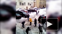 "Коммунальные службы не справляются". Петербуржцы с утра вышли чистить дороги
