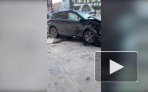 Машина врезалась в фасад дома после столкновения с другим авто на площади Льва Толстого