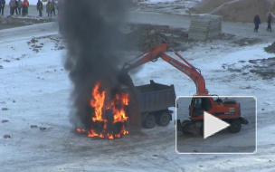Появилось видео отважного экскаватора, который пытался потушить горящий грузовик