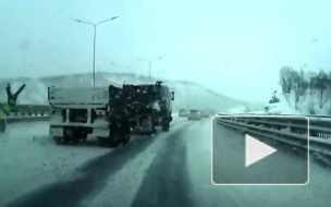 Жесткое видео из-под Мурманска: за 1 минуту мужчину два раза сбили машины