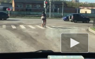 Видео из Смоленска: велосипедистка с ребенком проехала на "красный" 