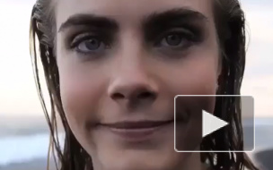 Модель Кара Делевинь потеряла всякий стыд: в Сеть попали фото звезды, намазывающей голую грудь кремом для загара