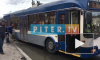 Лужа с сюрпризом: в Петербурге застрял троллейбус в невидимой яме 