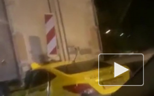 Появилось видео с места ДТП в Москве: такси с пассажиром влетело под грузовик