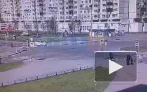 Две машины столкнулись на пересечении Богатырского проспекта и Серебристого бульвара