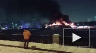 Видео из Москвы: На Нагатинской набережной горит теплоход