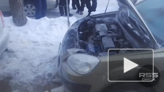 Видео из Омска: Десятки машин вмерзли в лед из-за коммунальной аварии