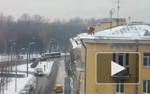 Почти супергерои: дворники за сутки убрали снег с 1500 крыш в Петербурге