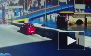 Видео со спешившей в кафе женщиной-водителем, повторившей трюк Джеймса Бонда, попало в топ интернета