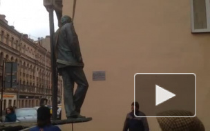 Памятник Довлатову "улетал" ненадолго