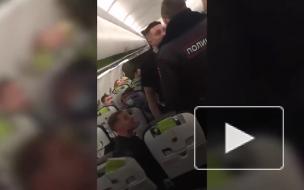 Дебош пьяных пассажиров и драку с полицейскими на борту самолета сняли на видео
