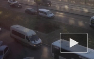 Видео: на Дыбенко "КамАЗ" зацепил микроавтобус, машины перегородили дорогу
