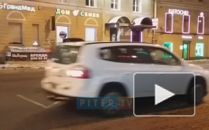 Видео: у "Сенной собрался тройничок из автомобилей
