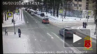 Две легковушки сбили на тротуаре 71-летнюю пенсионерку в Пушкине
