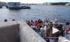 Видео: в Петербурге на набережной собралась очередь из желающих прокатиться по рекам и каналам