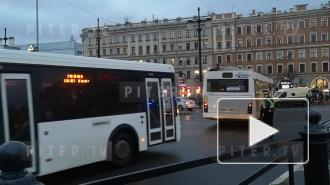 На Сенной площади начались массовые задержания с использованием электрошокера