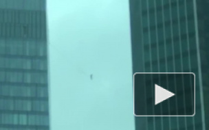 Видео: между башнями "Москва-Сити" с троса сорвался канатоходец