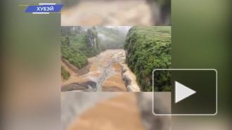 В провинции Хубэй эвакуировали более восьми тысяч человек из-за оползня