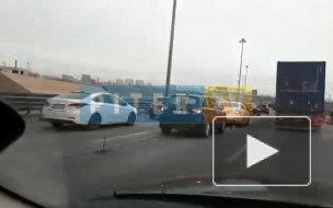 Видео: авария на КАД стала причиной большой пробки 