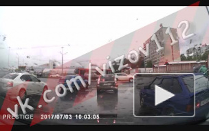 Появилось видео жуткого ДТП в Казани: автоледи вылетела на трамвайные пути 